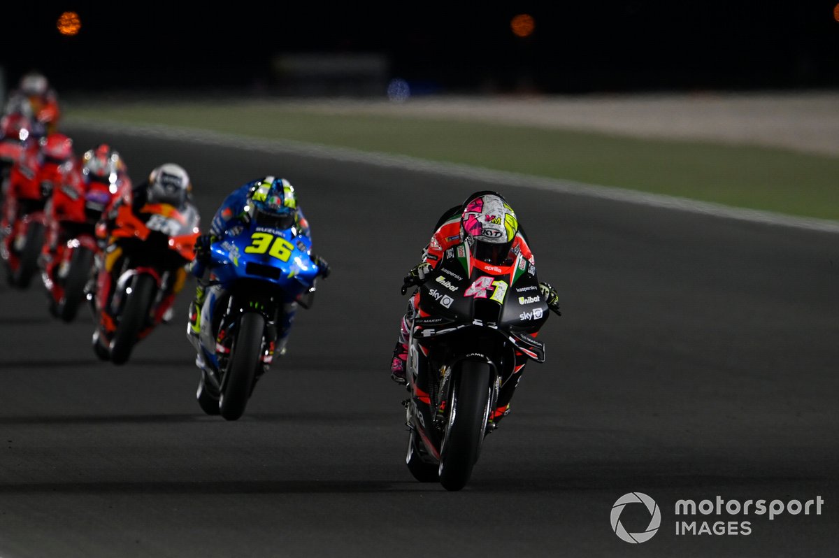 Aleix Espargaro dari Aprilia Racing Team Gresini sangat yakin Aprilia RS-GP kini mulai menyamai para rival. Tampak ia saat turun di MotoGP Doha.