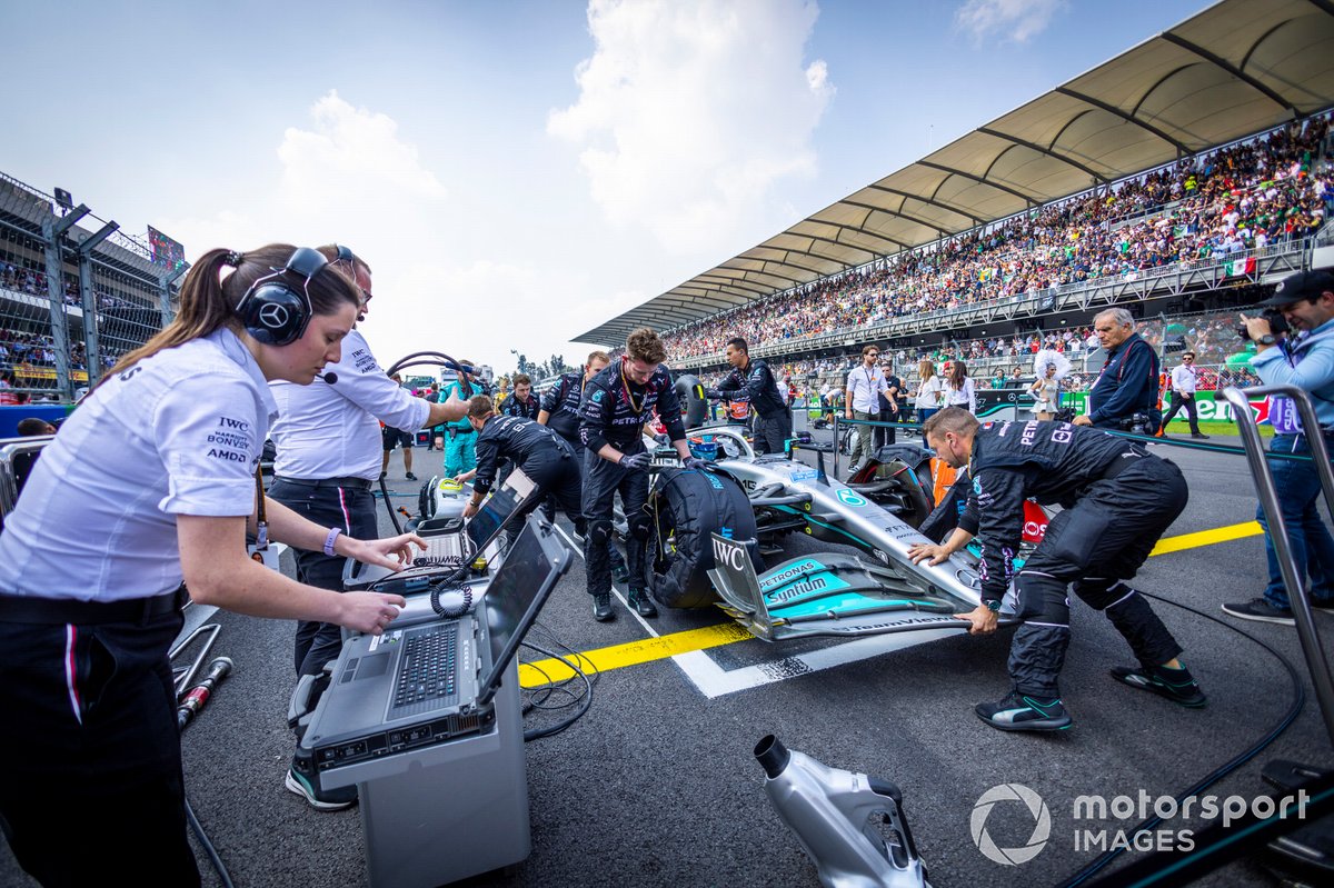 Mecánicos e ingenieros en la parrilla con George Russell, Mercedes W13