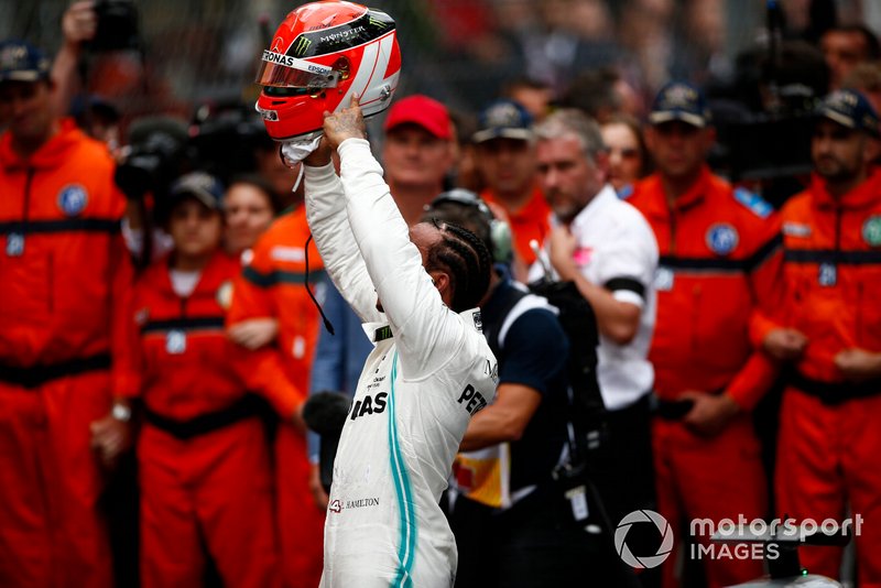 Lewis Hamilton, Mercedes AMG F1, primera posición, levanta su casco en homenaje a Niki Lauda.