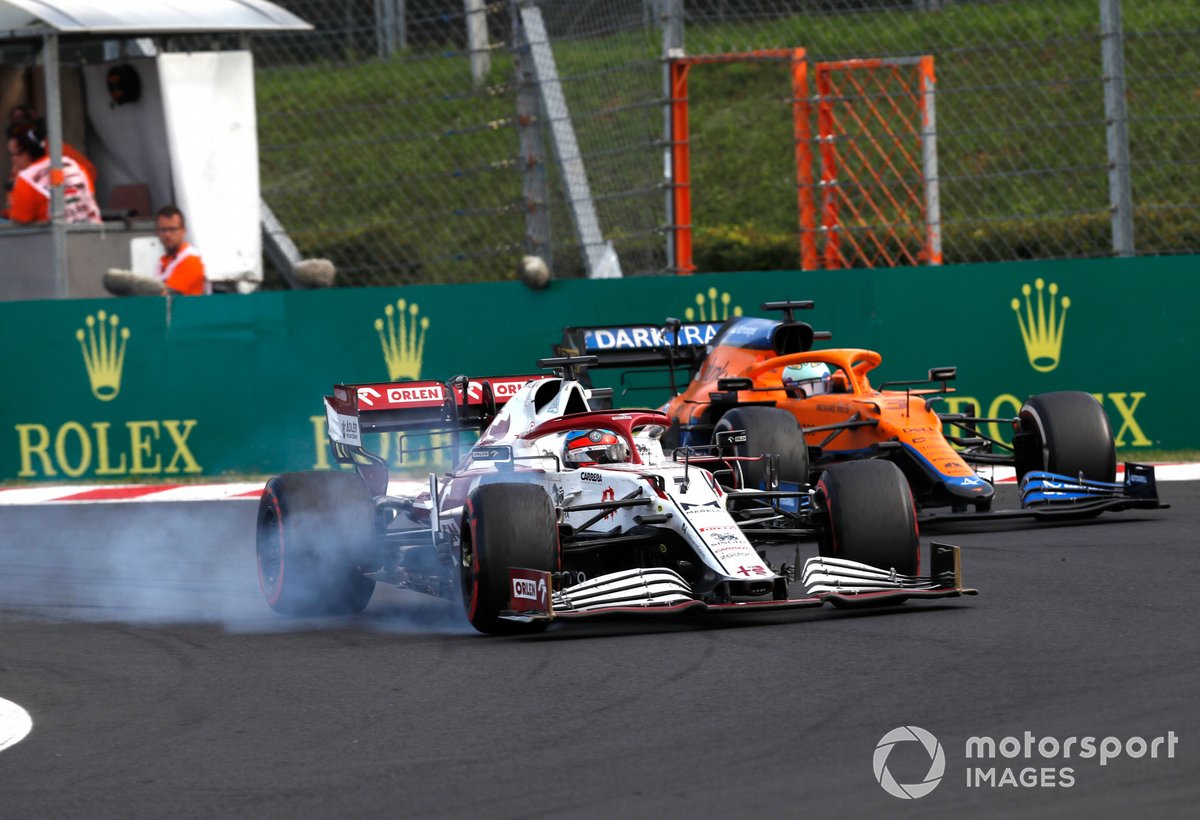 Kimi Raikkonen, Alfa Romeo Racing C41, bersaing memperebutkan posisi dengan Daniel Ricciardo, McLaren MCL35M