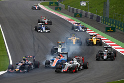 Carlos Sainz Jr., Scuderia Toro Rosso STR11, Pascal Wehrlein, Manor Racing MRT05 en Romain Grosjean,