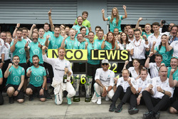 Race winner Nico Rosberg, Mercedes AMG F1 and Lewis Hamilton, Mercedes AMG F1 Team celebrates with t