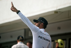 Льюїс Хемілтон, Mercedes AMG F1 святкує в закритому парку