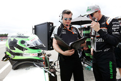 Nico Hulkenberg, Sahara Force India F1 op de startopstelling met Bradley Joyce, Sahara Force India F