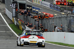 Yarış galibi Colin Turkington, West Surrey Racing BMW 125i M Sport