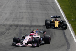 Эстебан Окон, Sahara Force India F1 VJM10, и Нико Хюлькенберг, Renault Sport F1 Team RS17