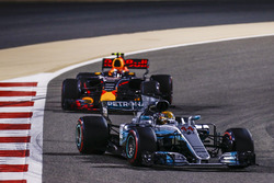 Lewis Hamilton, Mercedes AMG F1 W08; Max Verstappen, Red Bull Racing RB13