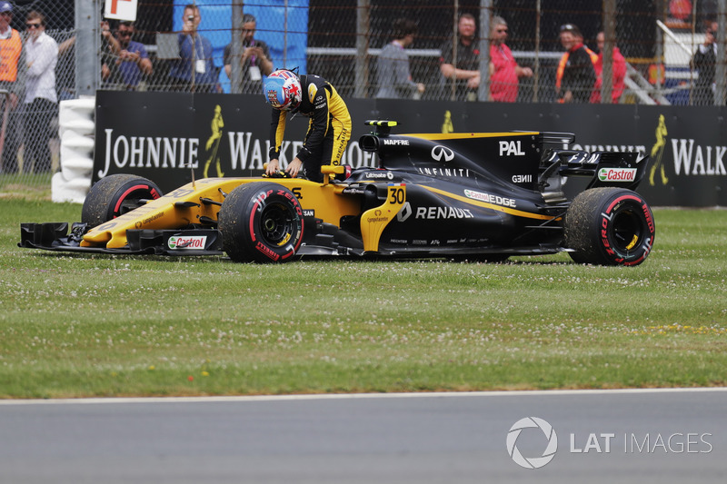 Jolyon Palmer, Renault Sport F1 Team, esce dalla sua monoposto dopo il ritiro