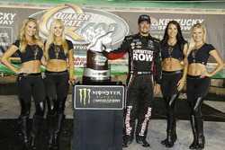 1. Martin Truex Jr., Furniture Row Racing Toyota, mit den Monster-Girls