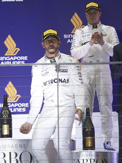 Podium: ganador, Lewis Hamilton, Mercedes AMG F1, tercero, Valtteri Bottas, Mercedes AMG F1
