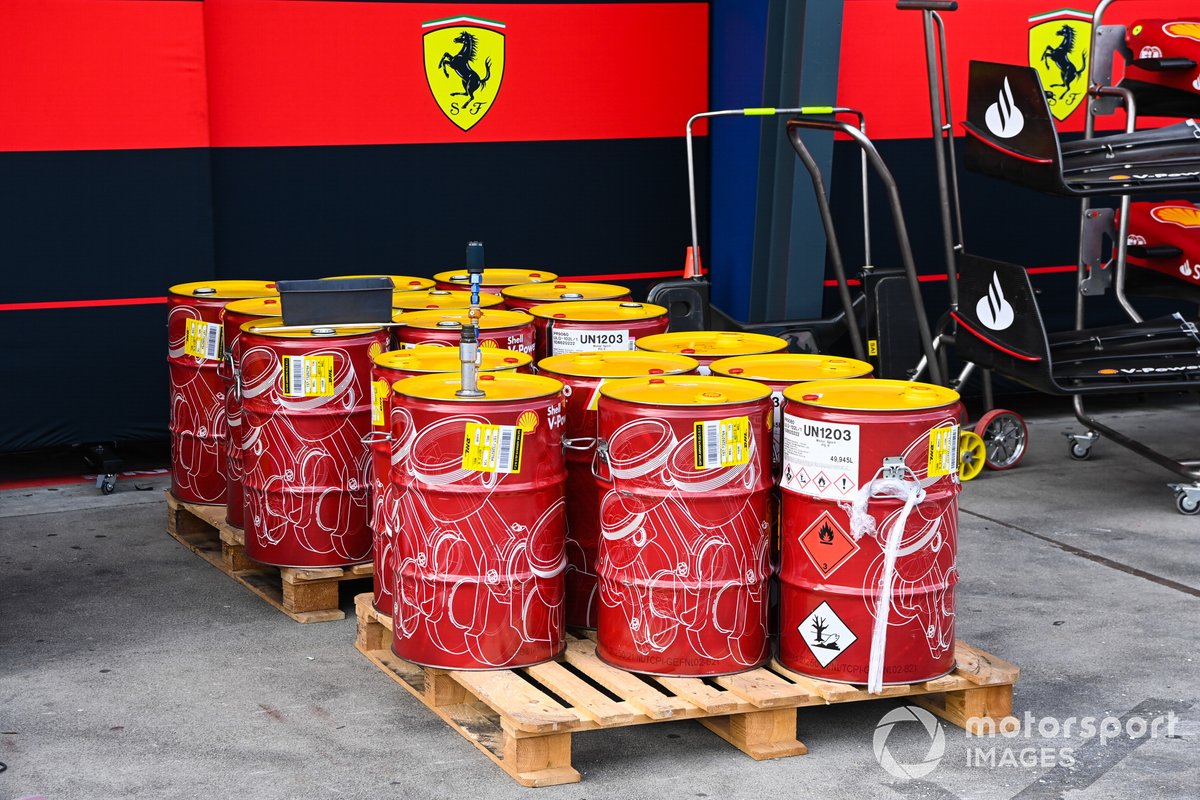 Bidones de combustible fuera del garaje de Ferrari