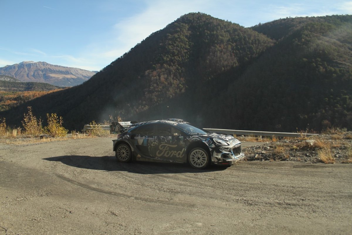 Gus Greensmith saat menguji coba Ford Puma Rally1, mobil M-Sport di Kejuaraan Reli Dunia 2022