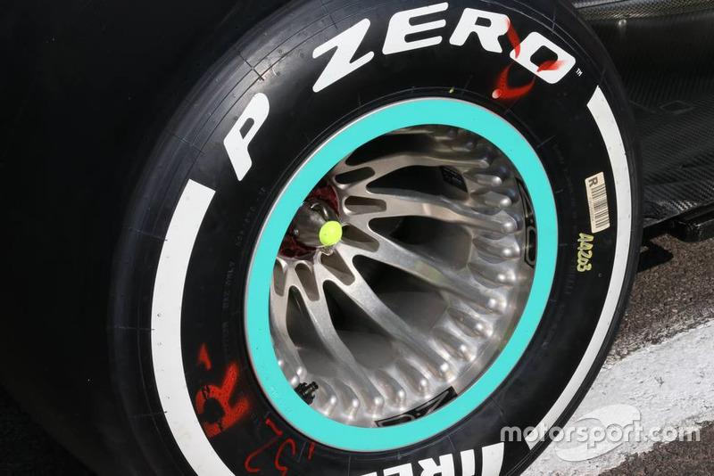 Vue détaillée d'une jante de Mercedes AMG F1 W09