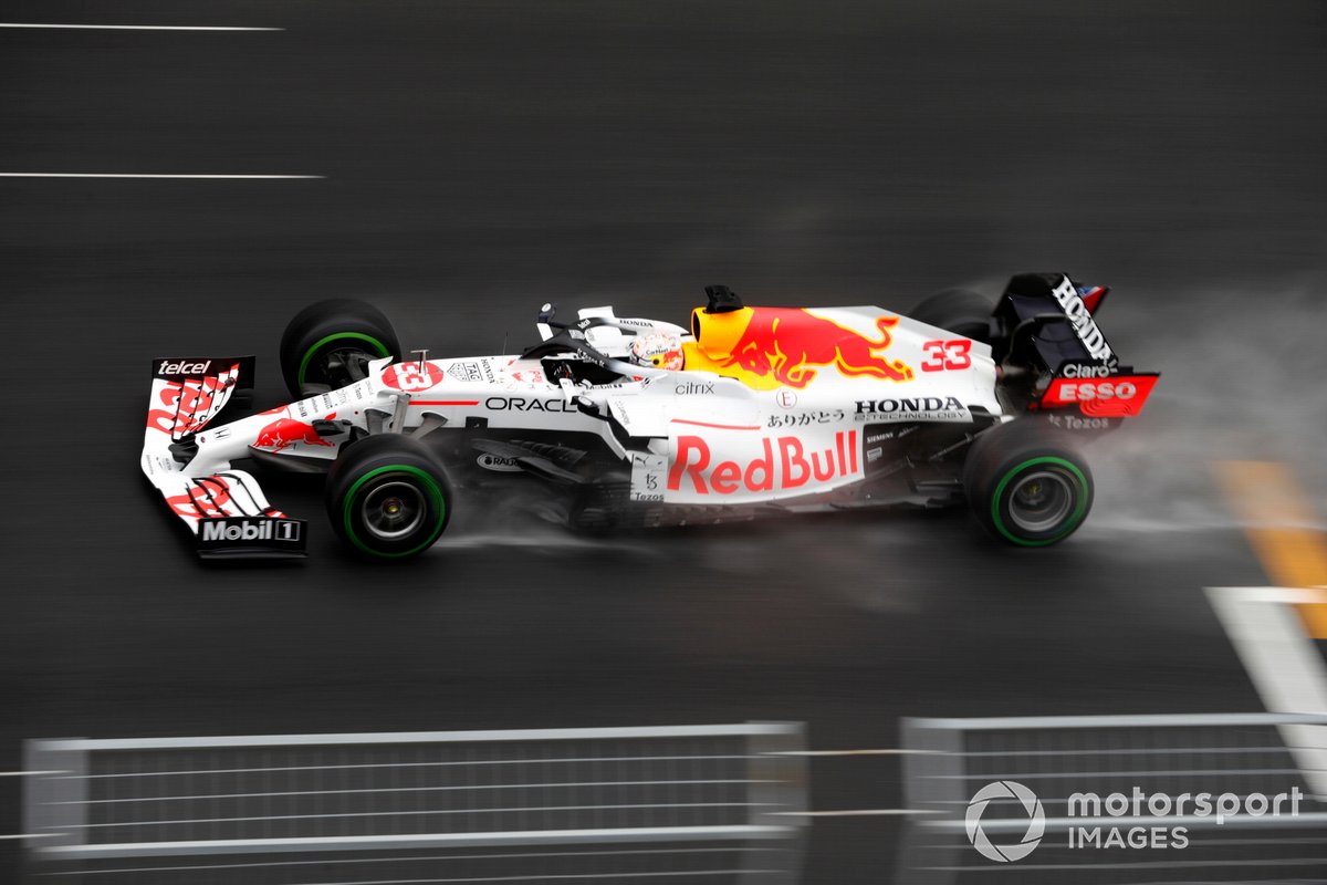 Max Verstappen, Red Bull Racing RB16B impegnato nel GP di Turchia concluso al secondo posto