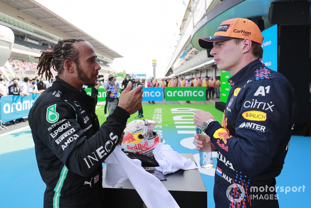 Lewis Hamilton, Mercedes, pemenang F1 GP Spanyol berbincang dengan Max Verstappen, Red Bull Racing, peringkat kedua, di Parc Ferme.