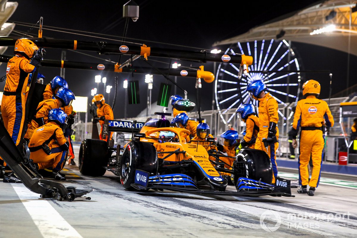 Daniel Ricciardo, McLaren MCL35M, di pit