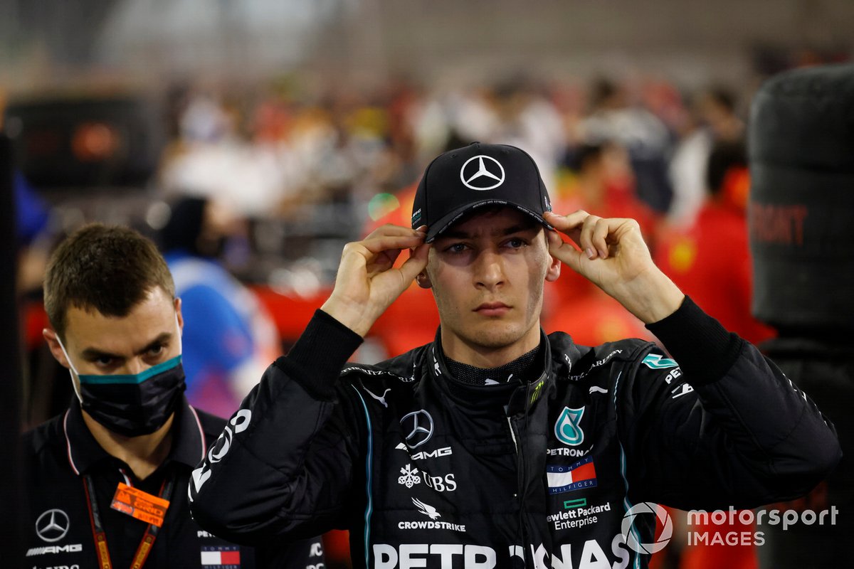 George Russell, Mercedes-AMG F1, en la parrilla de salida.