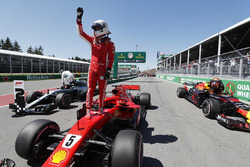 Ganador de la pole Sebastian Vettel, Ferrari celebra en parc ferme