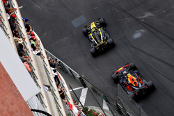 Carlos Sainz Jr., Renault Sport F1 Team R.S. 18 and Max Verstappen, Red Bull Racing RB14
