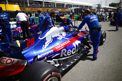 Brendon Hartley, Toro Rosso STR13, arrives on the grid