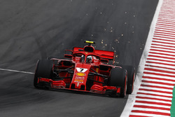 Kimi Raikkonen, Ferrari SF71H, solleva scintille