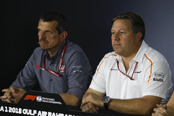 Guenther Steiner, Haas F1 Takım Patronu ve Zak Brown, McLaren Direktörü, basın toplantısında