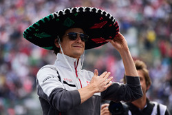 Esteban Gutierrez, Haas F1 Team, tijdens de rijdersparade
