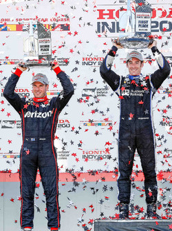 Il vincitore della gara Simon Pagenaud, Team Penske Chevrolet, il secondo classificato Will Power, T