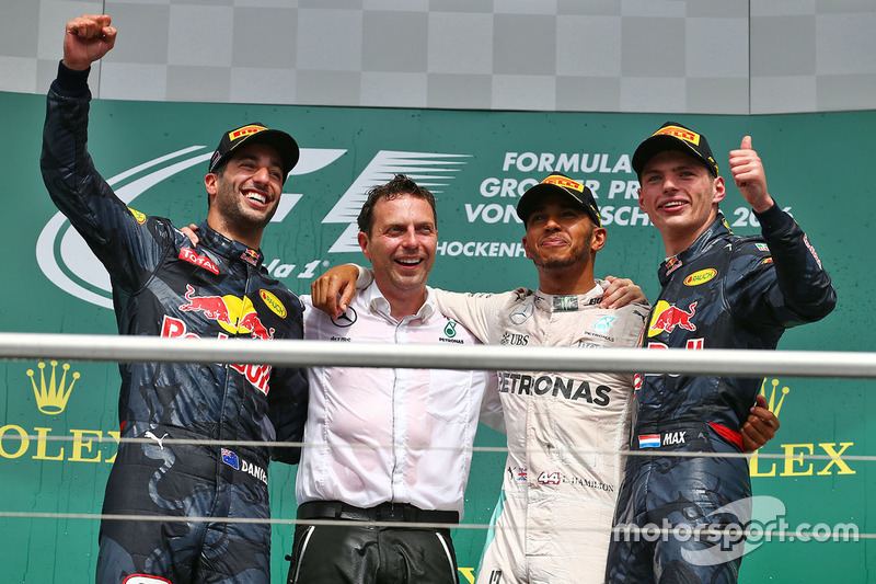 Il vincitore Lewis Hamilton, Mercedes AMG F1, il secondo classificato Daniel Ricciardo, Red Bull Racing, il terzo classificato Max Verstappen, Red Bull Racing
