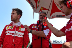Себастьян Феттель, Ferrari та Мауріціо Аррівабене, голова, Ferrari Team на стартовій решітці