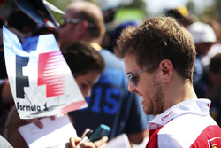 Sebastian Vettel, Ferrari, firma autografi ai fani