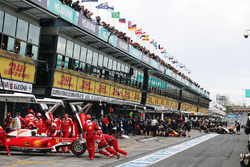 Sebastian Vettel, Ferrari SF16-H, ai box