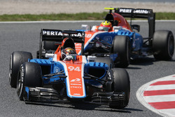 Pascal Wehrlein, Manor Racing MRT05 en ploegmaat Rio Haryanto, Manor Racing MRT05 op de formatierond