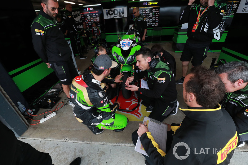 Kenan Sofuoglu, Kawasaki Puccetti Racing lastik değişikliği'ni inceliyor