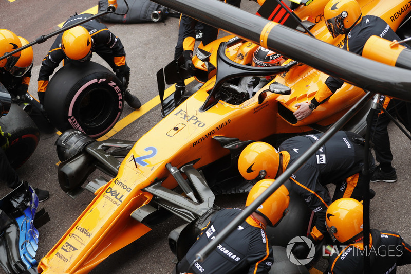 Stoffel Vandoorne, McLaren MCL33, pit stop