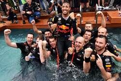 Race winner Daniel Ricciardo, Red Bull Racing celebrates with the team in the Red Bull Energy Station swimming pool
