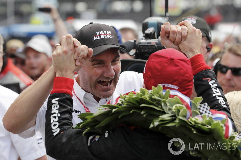 Гонщик Team Penske Chevrolet Уилл Пауэр и Тим Чиндрич
