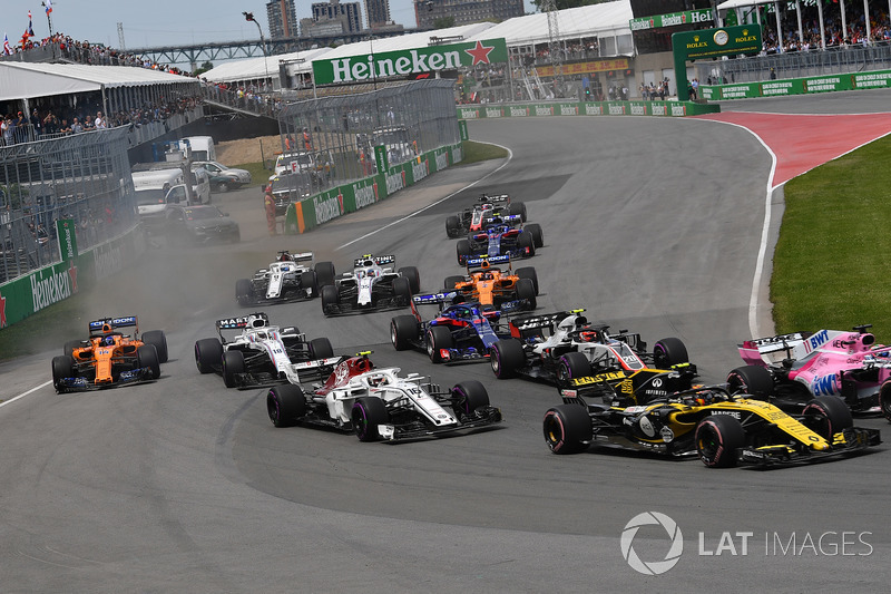 Charles Leclerc, Sauber C37 at the start of the race