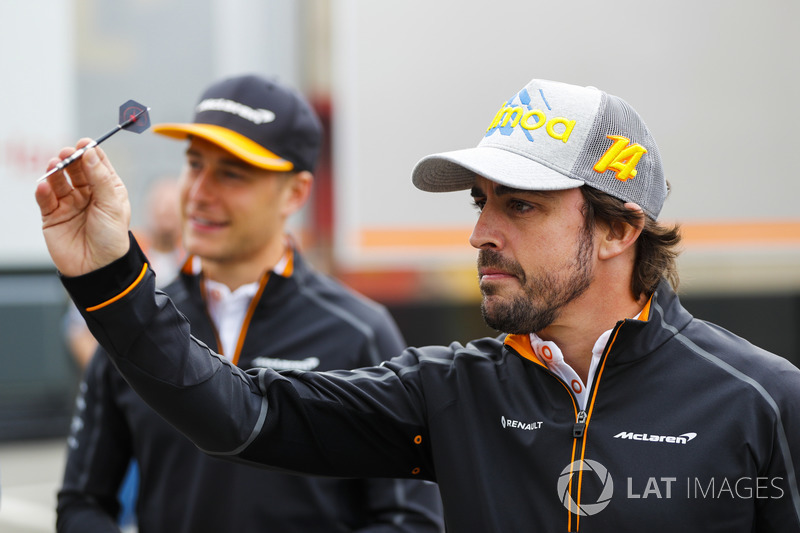 Stoffel Vandoorne, McLaren, y Fernando Alonso, McLaren, juegan a los dardos