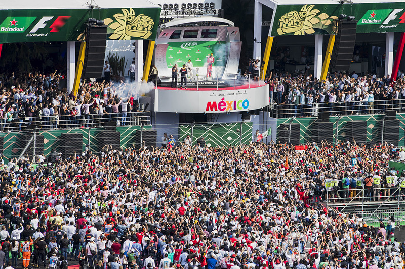 Podium: ganador, Max Verstappen, Red Bull Racing, segundo, Valtteri Bottas, Mercedes AMG F1, tercero, Kimi Raikkonen, Ferrari