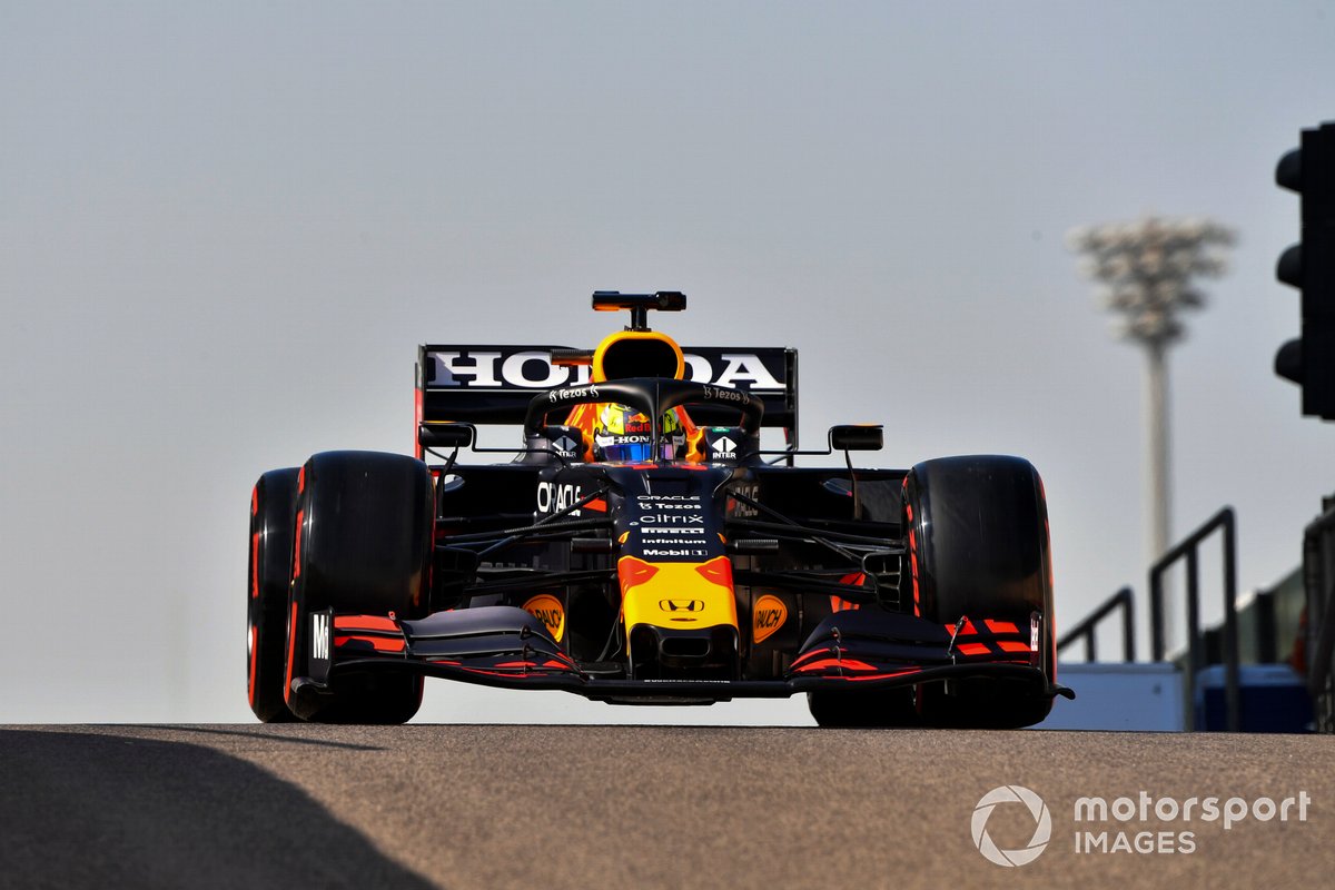 Sergio Pérez, Red Bull Racing RB15 adaptado (muleto) con los Pirelli de 18 pulgadas