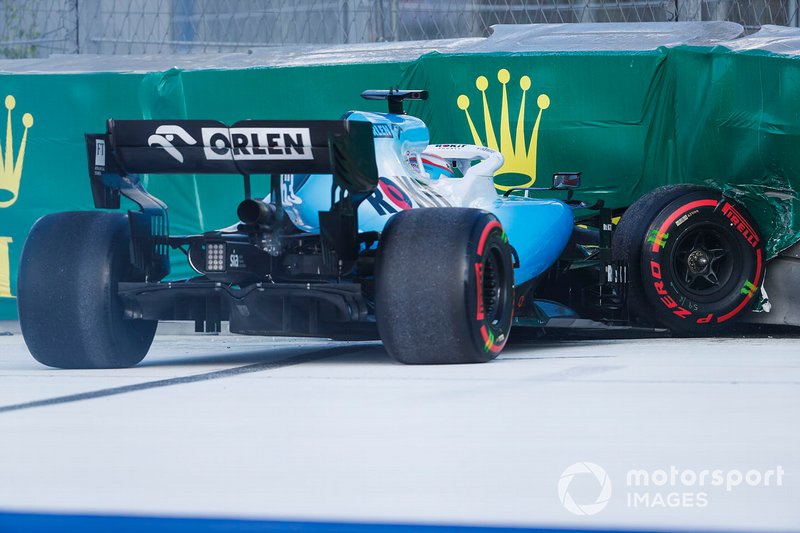 George Russell, Williams Racing FW42, sbatte fuori pista contro la barriera
