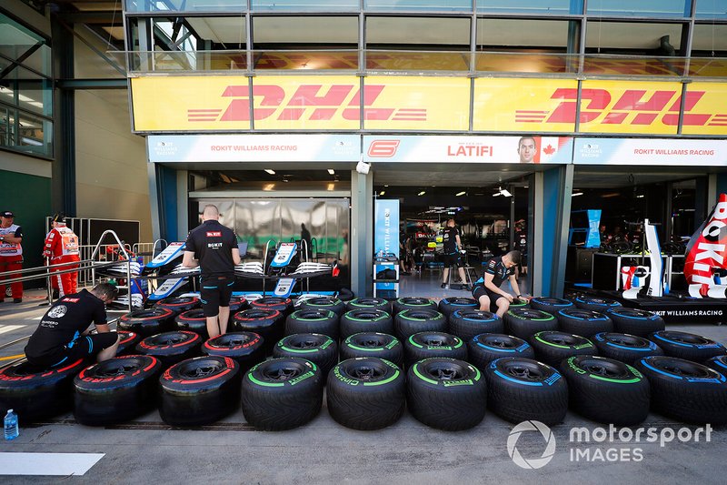 El equipo Williams prepara los neumáticos en los pits.