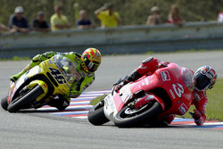 Sturz: Max Biaggi, Yamaha, vor Valentino Rossi, Honda
