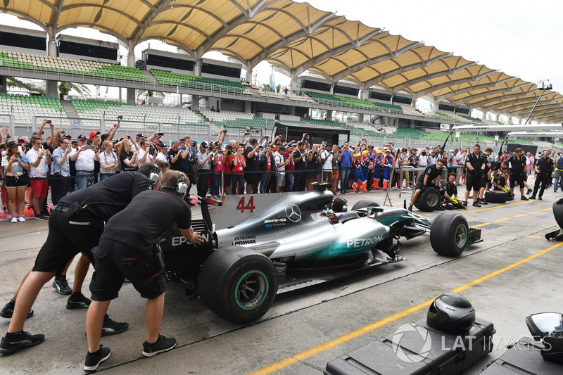 F1 in Schools students watch Mercedes AMG F1 pit stop practice