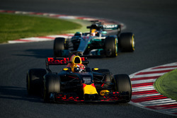 Max Verstappen, Red Bull Racing RB13; Lewis Hamilton, Mercedes AMG F1 W08