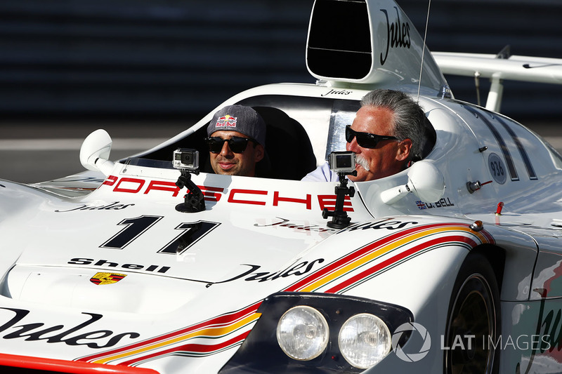 Chase Carey, COO, Formula One ve Neel Jani 1981 Porsche 936