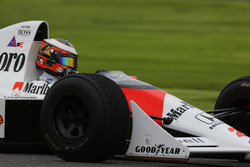 Stoffel Vandoorne in de McLaren MP4/5 Honda van Alain Prost