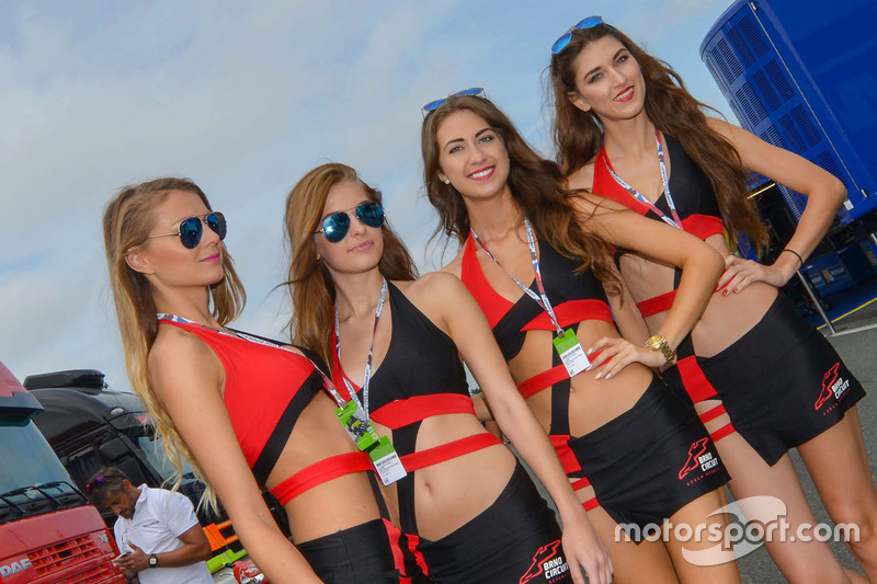 Grid girls nel paddock