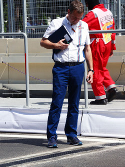 Steve Nielsen, Williams Sporting Manager kijkt naar de losse putdeksel die de Williams FW38 van Valt